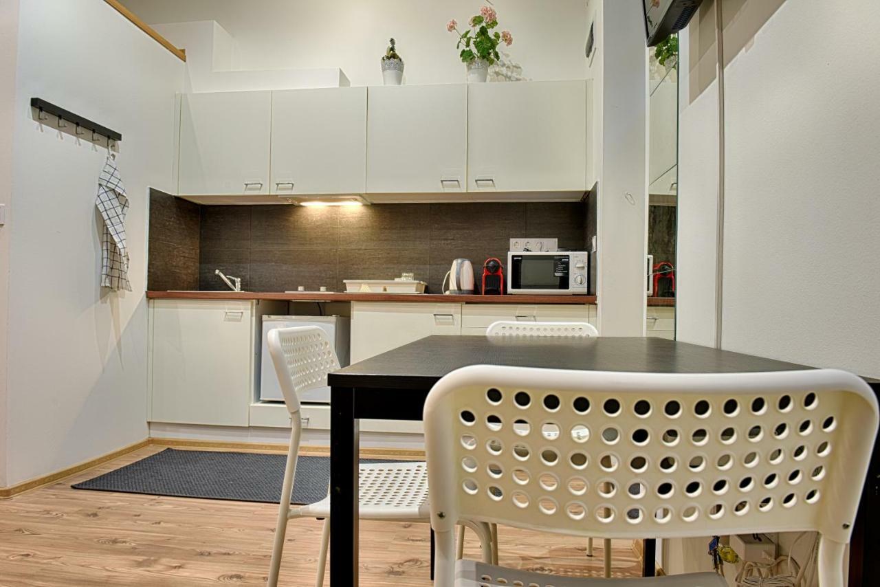 Welcome - A Studio Apt In District 7 *